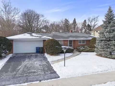 661 Willow Rd, Naperville, IL 60540
