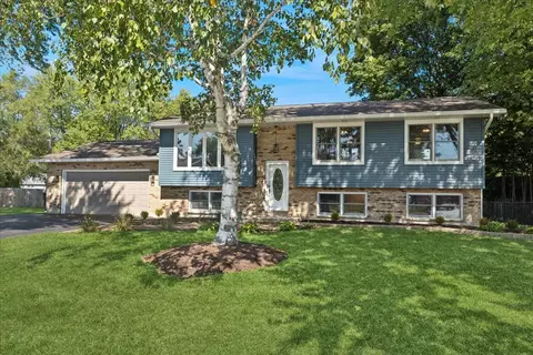 1900 Burr Oak Ln, Lindenhurst, IL 60046