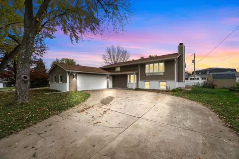 4029 Denniston Ct, Bettendorf, IA 52722