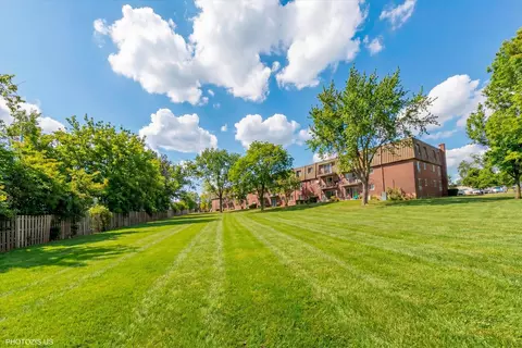 Exterior - 586 Fairway View Dr #2C, Wheeling, IL 60090 photo 2 of 3