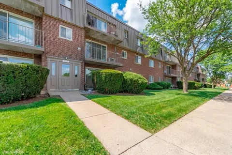 586 Fairway View Dr #2C, Wheeling, IL 60090