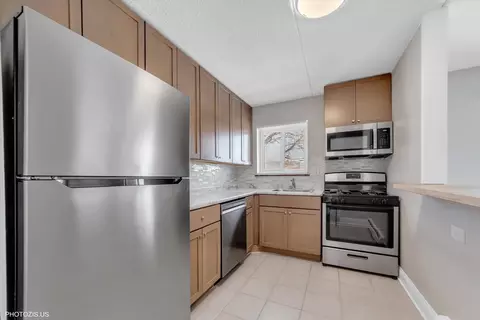 Kitchen - 586 Fairway View Dr #2C, Wheeling, IL 60090 photo 1 of 2