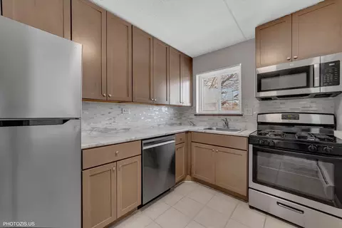 Kitchen - 586 Fairway View Dr #2C, Wheeling, IL 60090 photo 2 of 2