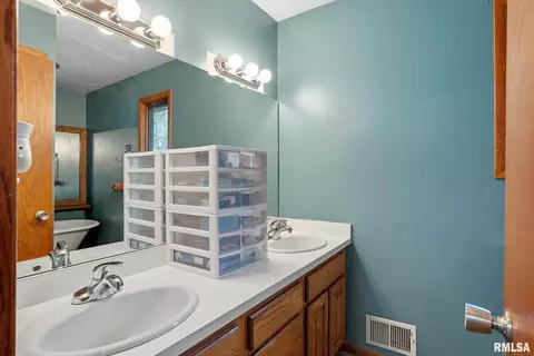 Bath - 8039 Hazel Rd, Morrison, IL 61270 photo 1 of 3