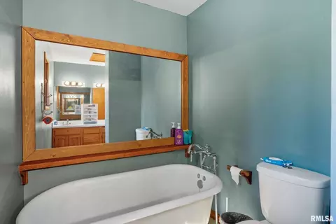 Bath - 8039 Hazel Rd, Morrison, IL 61270 photo 2 of 3