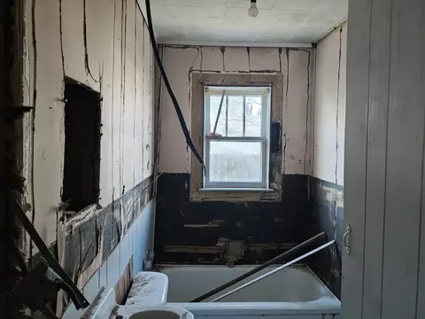 Bath - 706 E 8th St, Metropolis, IL 62960 photo 1 of 1