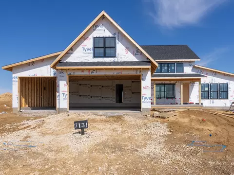 7131 Black Oak Dr, Bettendorf, IA 52722