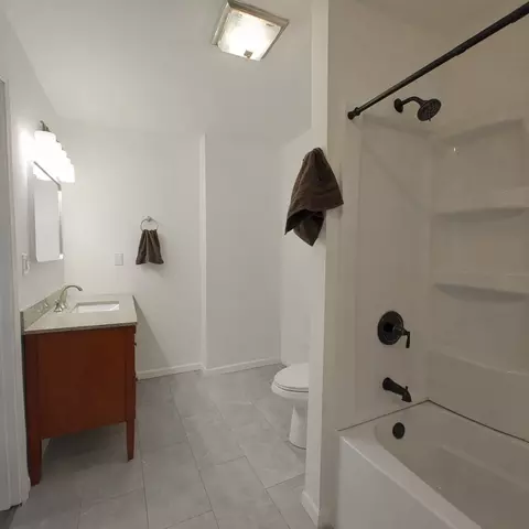Bath - 628 Mohawk Dr, Round Lake Heights, IL 60073 photo 2 of 4