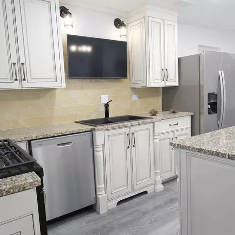 Kitchen - 628 Mohawk Dr, Round Lake Heights, IL 60073 photo 2 of 3