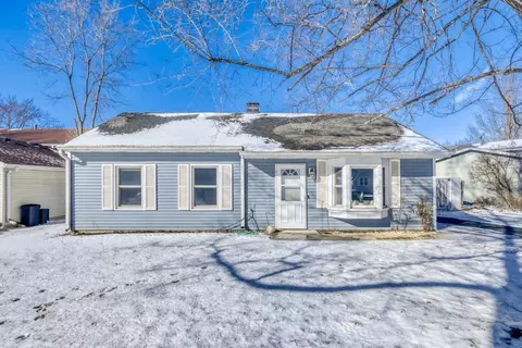 290 Oakwood Dr, Antioch, IL 60002