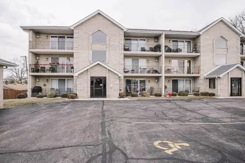 8836 Amelia Ct #1B, Justice, IL 60458