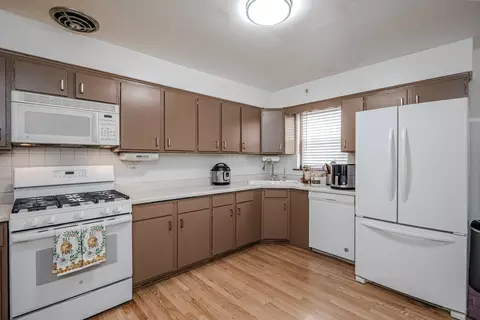 Kitchen - 499 Longcommon Rd, Riverside, IL 60546 photo 1 of 1