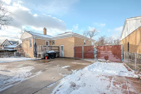 Exterior - 499 Longcommon Rd, Riverside, IL 60546 photo 9 of 12