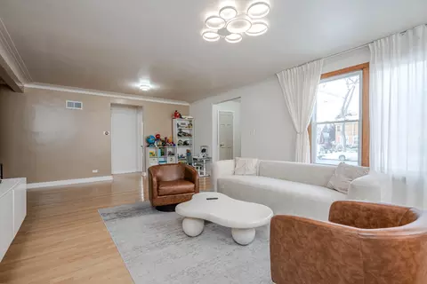 Living - 499 Longcommon Rd, Riverside, IL 60546 photo 2 of 4