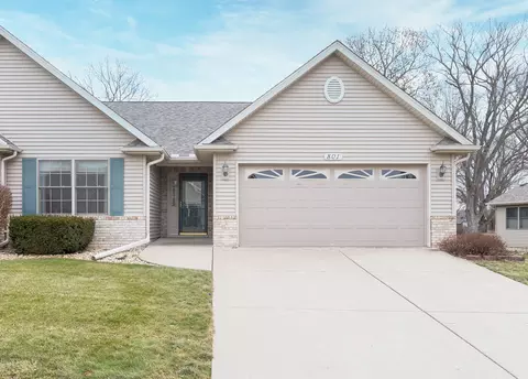 801 Hartz Ct #0, Le Claire, IA 52753