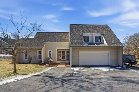 302 Fyre Lake Dr, Sherrard, IL 61281