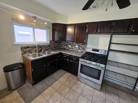 Kitchen - 3014 W 163rd St, Markham, IL 60428 photo 2 of 5