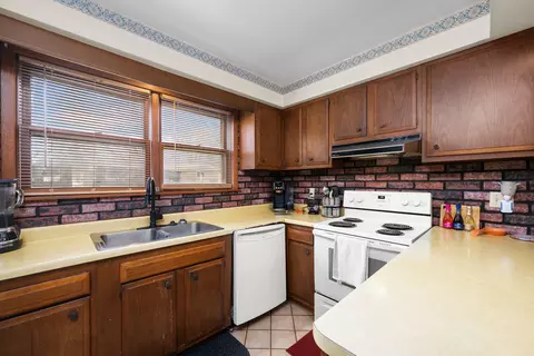 Kitchen - 3604 32nd Ave, Moline, IL 61265 photo 3 of 4