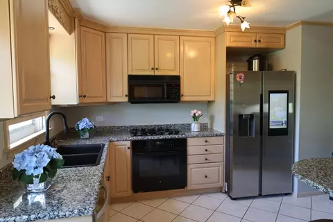Kitchen - 1516 W Sudeenew Dr, Johnsburg, IL 60051 photo 3 of 6