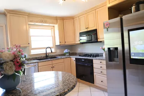 Kitchen - 1516 W Sudeenew Dr, Johnsburg, IL 60051 photo 5 of 6