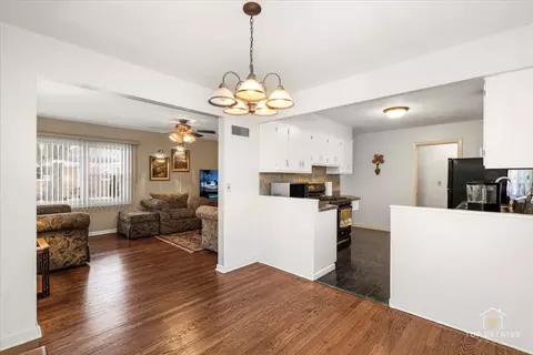 Dining - 488 Cornell Ave, Des Plaines, IL 60016 photo 2 of 2