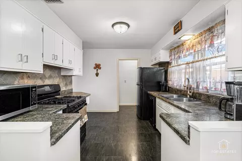 Kitchen - 488 Cornell Ave, Des Plaines, IL 60016 photo 1 of 3