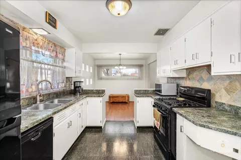 Kitchen - 488 Cornell Ave, Des Plaines, IL 60016 photo 2 of 3