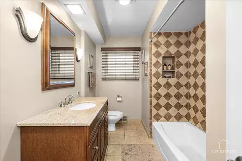 Bath - 488 Cornell Ave, Des Plaines, IL 60016 photo 1 of 3