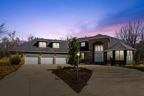 25 Timber Ridge Dr, Coal Valley, IL 61240