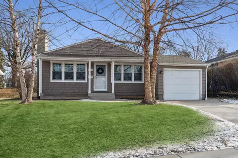 2317 Washington Ln, Davenport, IA 52804