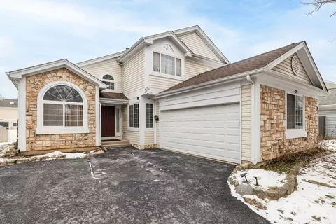 475 Bourbon Ln, Naperville, IL 60565