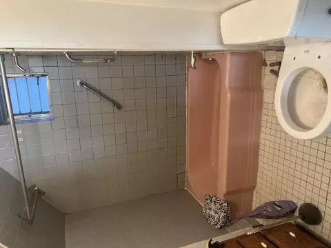 Bath - 723 S Aberdeen St, Chicago, IL 60607 photo 2 of 3