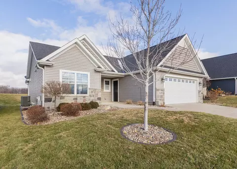 1430 Olde Brandy Ln, Davenport, IA 52807