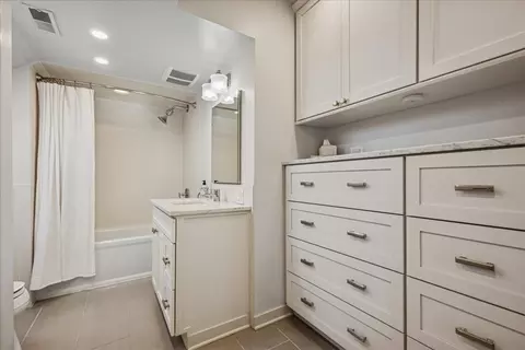Bath - 2740 Asbury Ave, Evanston, IL 60201 photo 2 of 4