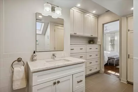 Bath - 2740 Asbury Ave, Evanston, IL 60201 photo 3 of 4