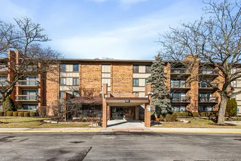 77 Lake Hinsdale Dr #207, Willowbrook, IL 60527