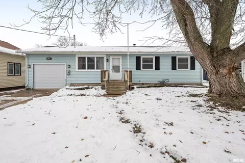 617 6th St, Camanche, IA 52730