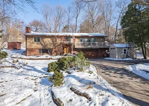 3 Heather Ln, Clinton, IA 52732
