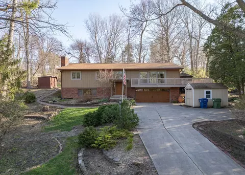 3 Heather Ln, Clinton, IA 52732