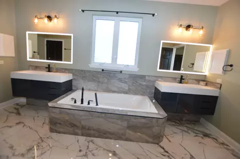 Bath - 2111 Tyler Trl, Mchenry, IL 60051 photo 2 of 5