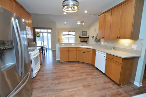 Kitchen - 2111 Tyler Trl, Mchenry, IL 60051 photo 2 of 3
