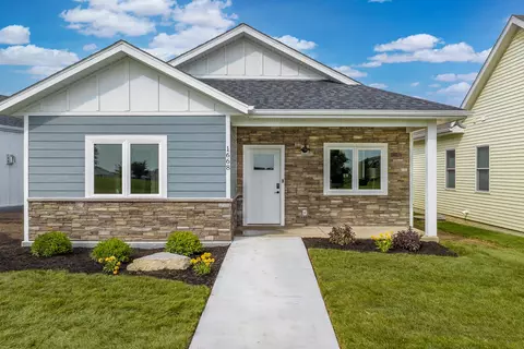 1668 Olde Brandy Ln, Davenport, IA 52807