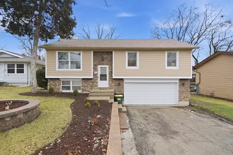 600 Seminole Trl, Lake In The Hills, IL 60156