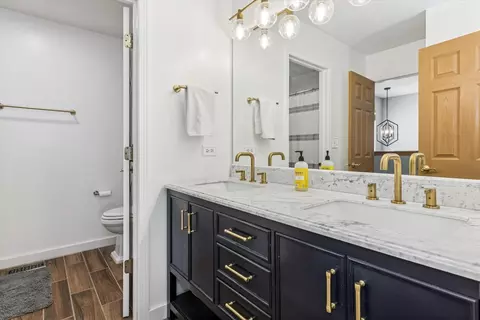 Bath - 529 Horizon Dr, Bartlett, IL 60103 photo 3 of 4