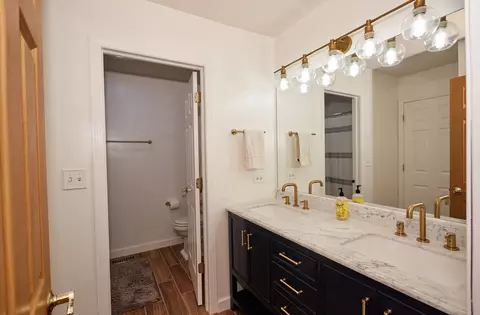 Bath - 529 Horizon Dr, Bartlett, IL 60103 photo 2 of 4