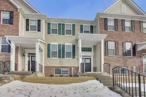 709 Neubauer Cir, Lindenhurst, IL 60046