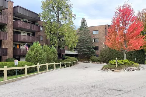 650 Whitney Ct #108, Gurnee, IL 60031