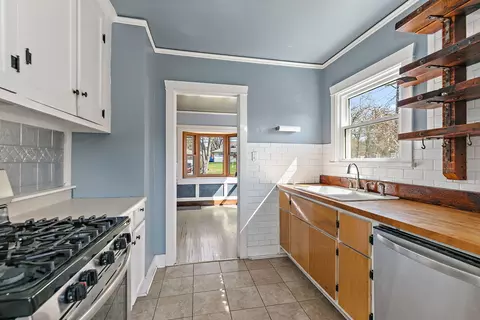 Kitchen - 491 Congdon Ave, Elgin, IL 60120 photo 3 of 4