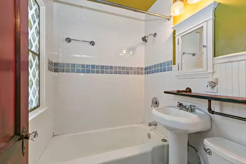 Bath - 491 Congdon Ave, Elgin, IL 60120 photo 1 of 1