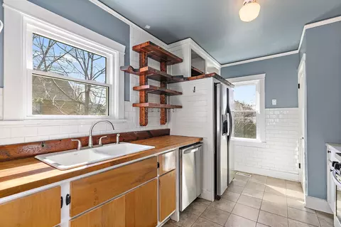 Kitchen - 491 Congdon Ave, Elgin, IL 60120 photo 1 of 4